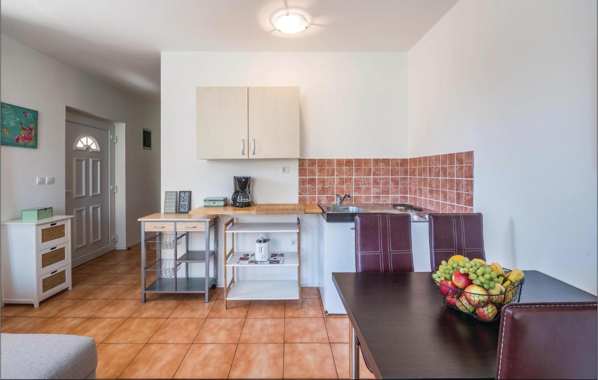7 Bedroom Stunning Home In Liznjan Ngoại thất bức ảnh